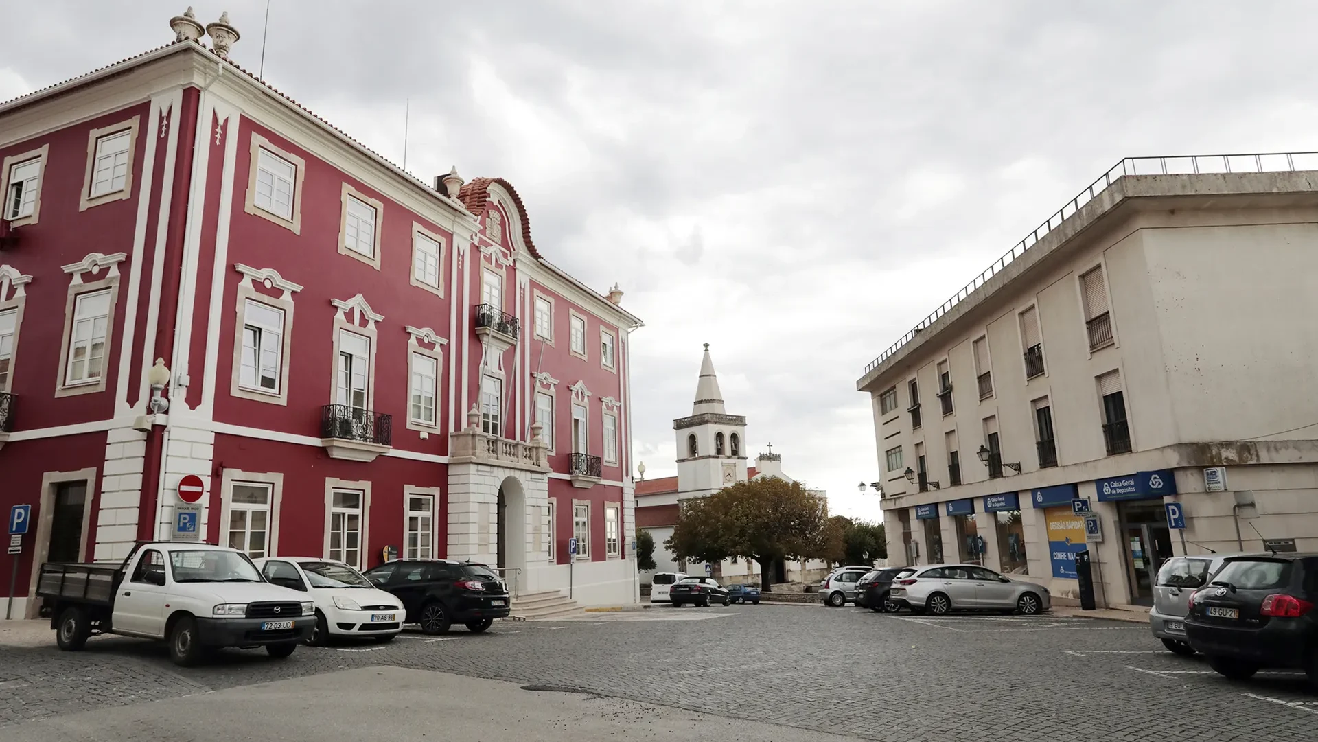 P13 figueiró dos vinhos praça do município lfc3266