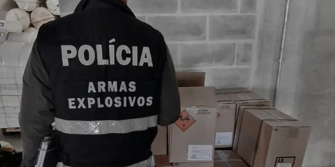 Polícia Armas E Explosivos