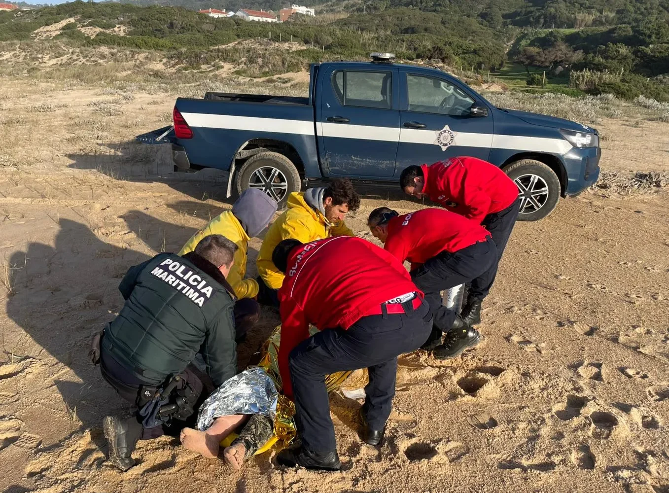 Auxiliada Mulher Na Praia Do Salgado Na Nazaré