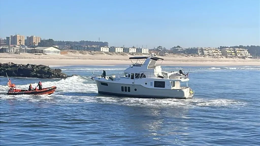 Embarcação De Recreio Inglesa Encalha