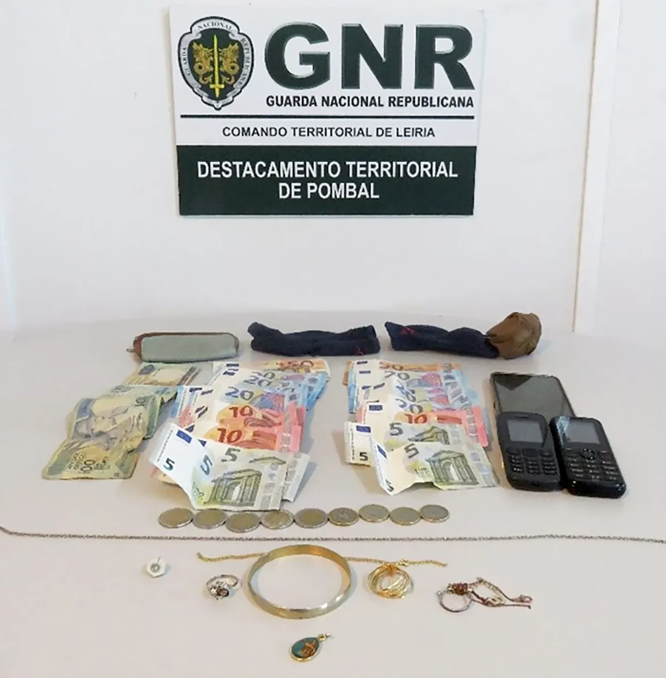 Gnr Leiria Detidos Por Furto Em Interior De Residência T