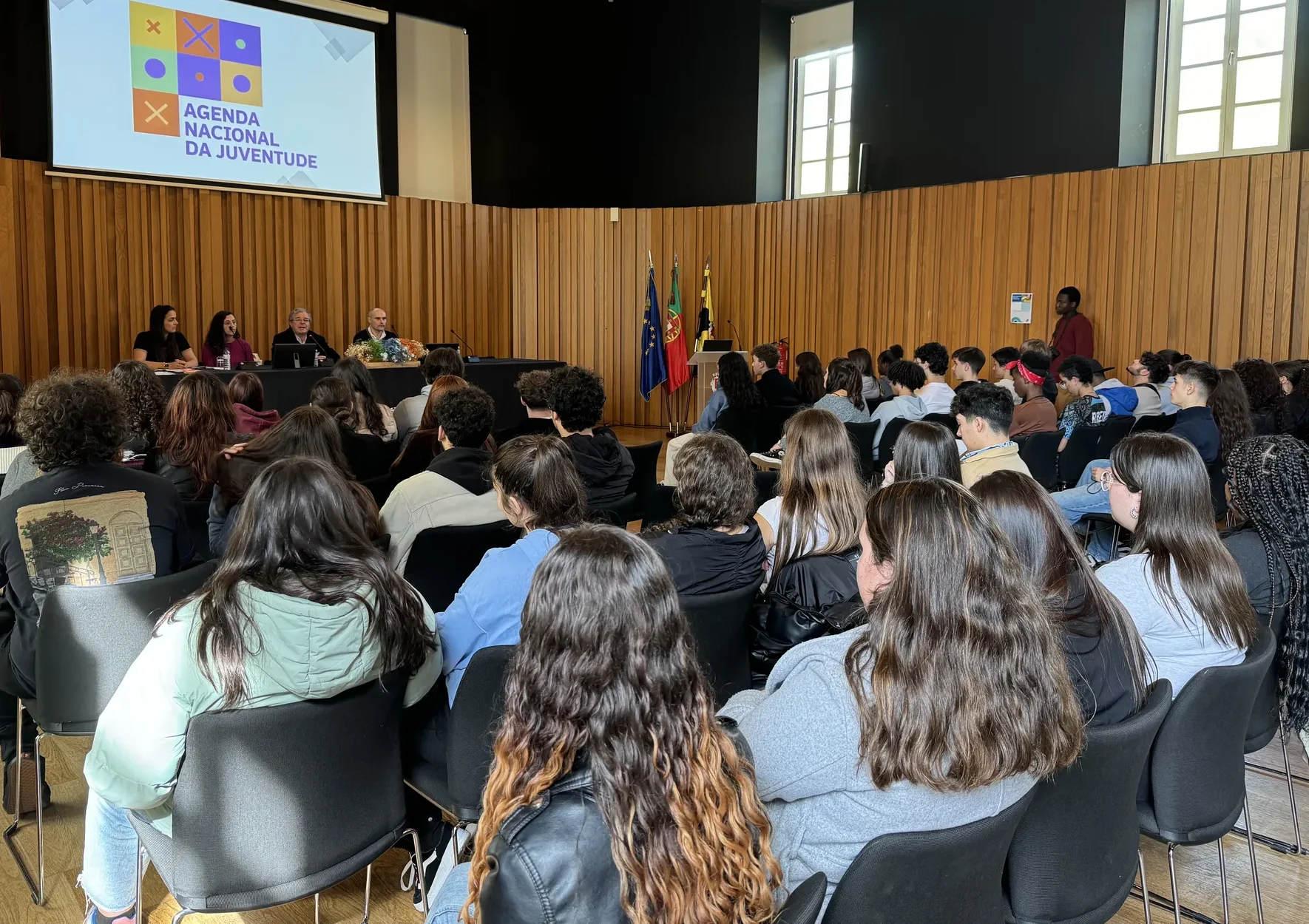 Jovens Na Marinha Grande Debatem Politica