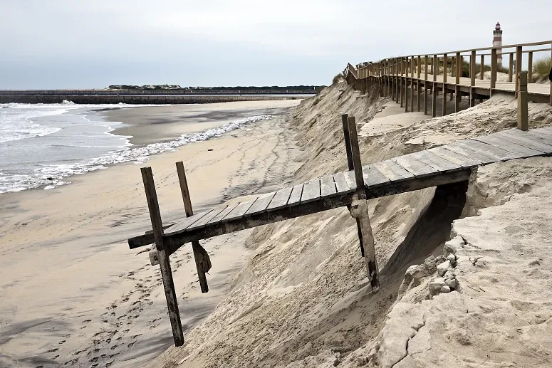 Mar Avançou Mais De 30 Metros Na Praia Da Barra