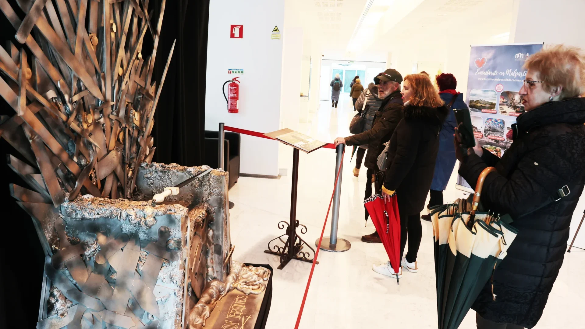 Réplica do trono de ferro, um dos ícones da série televisiva, é um dos artigos em exposição